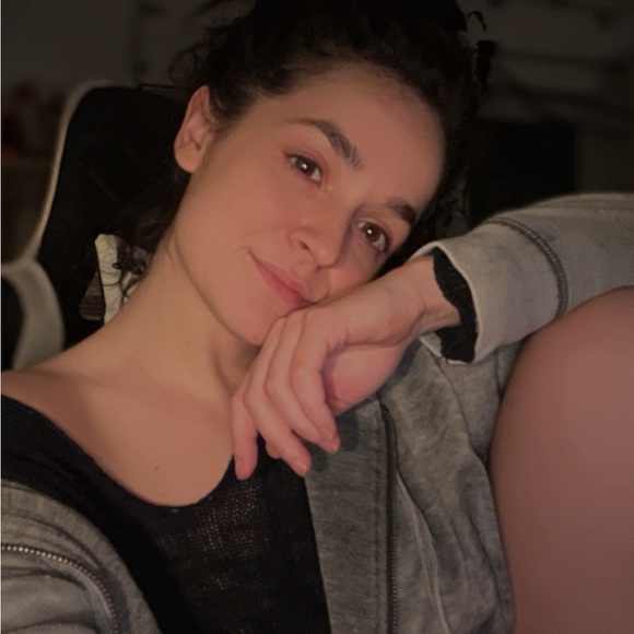 Meet your Posher, Gabrielle - Picture 1 of 1